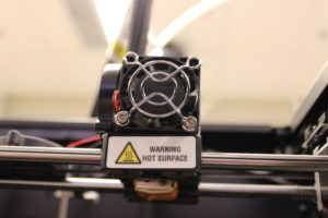 Zoom sobre la extrusora de le impresora Replicator 2 de MakerBot // Copyright Brad Campbell