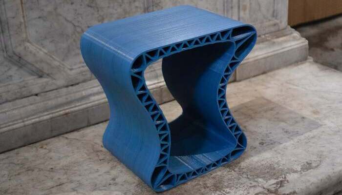 Der Turn Me-Stuhl aus Materialien für nachhaltige Architektur