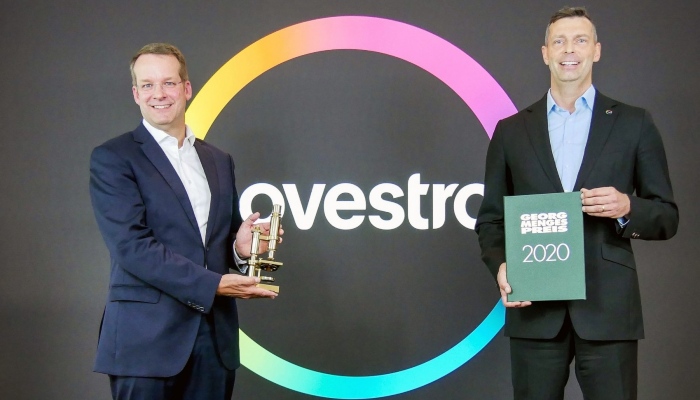 Prof. Christian Hopmann (left), Head of the Institute of Plastics Processing at RWTH Aachen University, presented Markus Steilemann with the Georg Menges Prize.