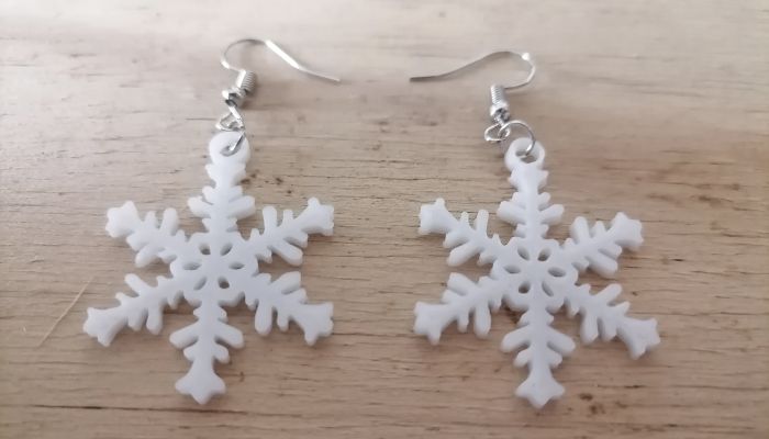 3D printed snowflake earrings as a Christmas gift 