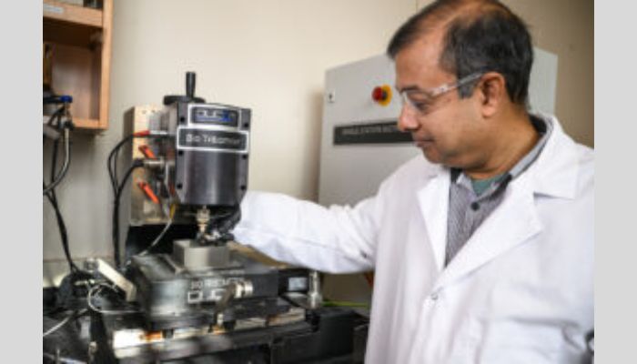 Professor Bandyopadhyay trabajando en el metal antibacteriano