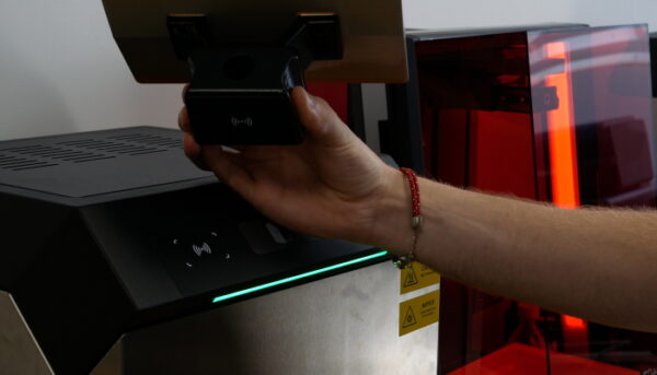 The workflow is greatly simplified by the use of RFID chips for material identification and semi-automation of post-processing.