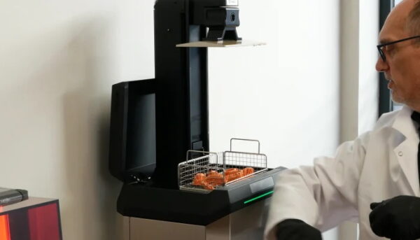 The post-treatment stations have sensors allowing automatic opening and closing by simply pressing the elbow.
