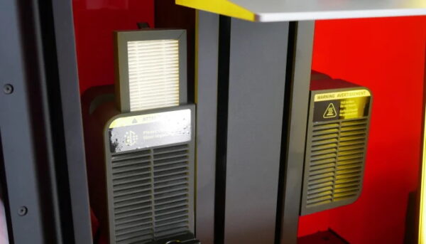 The DF2+'s internal filter helps reduce resin odors and fumes, although it is still important to use the printer in a well-ventilated area.