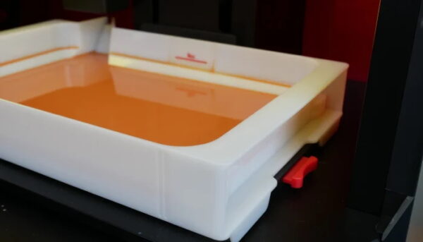 The resin tank (vat) can be removed and reinstalled in just a few moments using fixing clips.