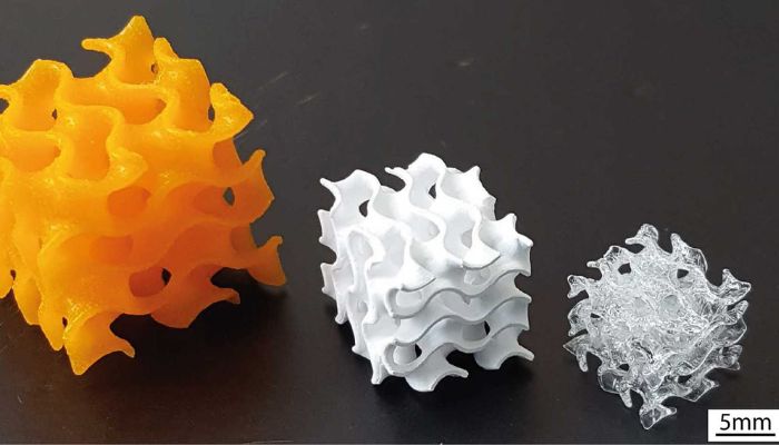 The blank (left) is fired at 600 degrees to remove the plastic framework. The object is fired again and becomes glass (right). (Credit: Group for Complex Materials / ETH Zurich)