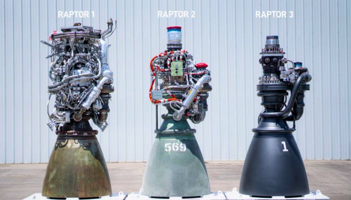 Moteurs-fusées SpaceX Raptor 1, Raptor 2 et Raptor 3 exposés côte à côte en extérieur