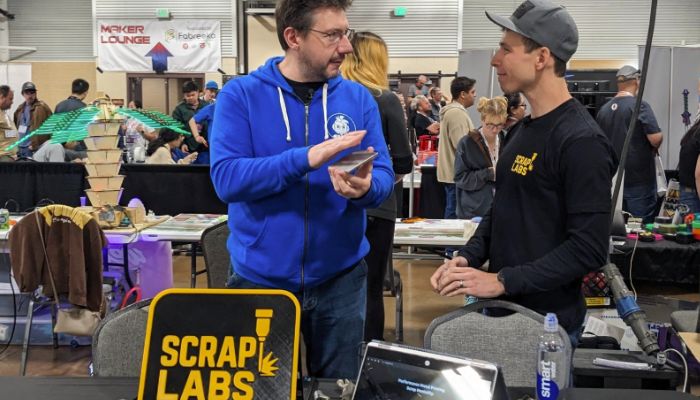 Matt Woods, de Scrap Labs, discute avec Joel Telling, de 3D Printing Nerd, sur le stand de Scrap Labs lors du RMRRF 2025