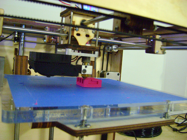 Impresora de FDM fabricando una pieza