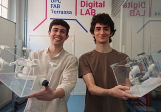 Estudiantes UPC con el biomodelo de arteria en 3D