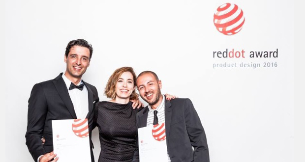 Jordi Tura y Ricardo Veiga recibiendo el premio Red Dot, por la innovación de su desarrollo.