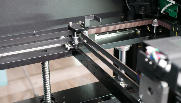 Système de mouvement cartésien d'une imprimante à dépôt de matière fondue