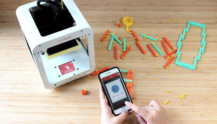 The Toybox 3D printer and the dedicated application (photo credits: Toybox Labs)