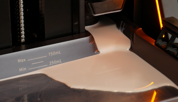 L'imprimante 3D gère automatiquement le remplissage de résine