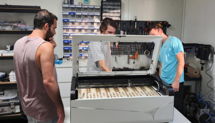 L'équipe SwiftShape inspecte la LX30 durant son développement