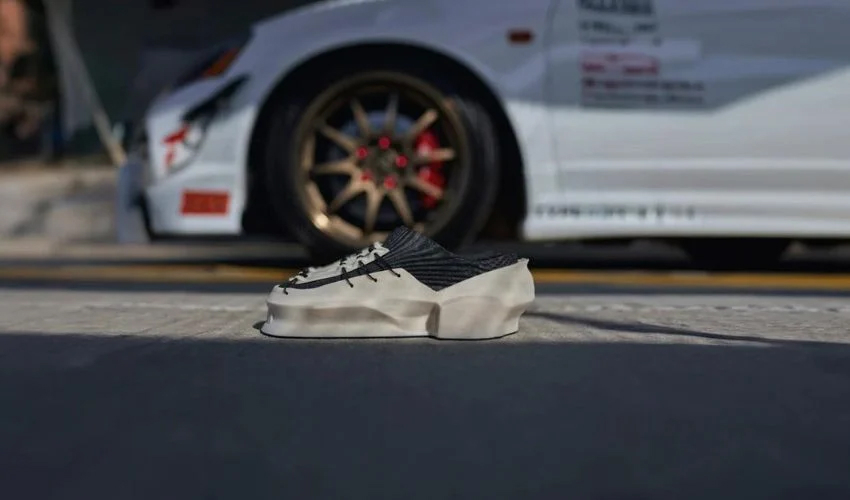 Chaussures 3D inspirées des voitures de course : Chaussures de Balena et Zulu Kuki devant une voiture de course