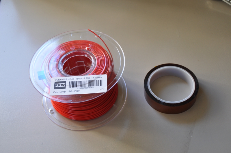 La bobine de PLA rouge et son rouleau de tape "Kapton"