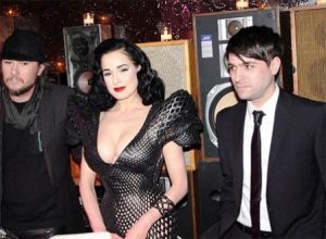 Le designer Michael Schmidt (à gauche) et Dita Von Teese portant sa robe imprimée en 3D