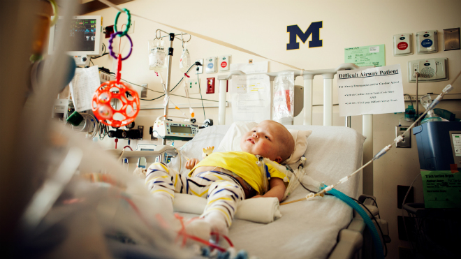 Le petit Garrett sur son lit d'hôpital