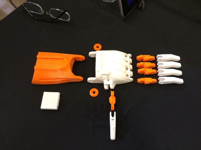 Les différents composants imprimés en 3D d'une main e-NABLE