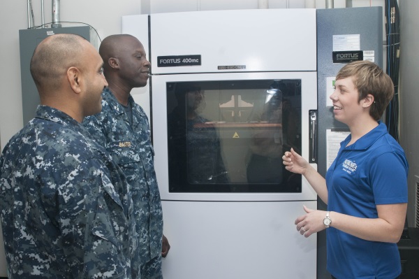 Du 24 au 26 juin derniers, les soldats de l'US Navy ont été formés aux procédés de fabrication additive lors de la Maker Faire "Print the Fleet" (Photo: Seaman Jonathan B. Trejo)