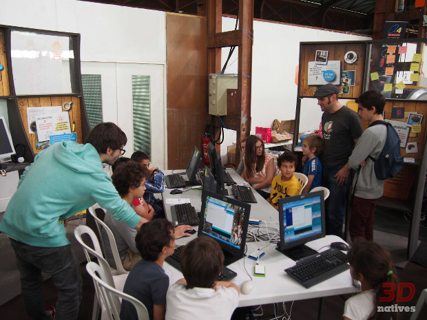 Des enfants s'initient au code lors d'un atelier de la startup Thingz