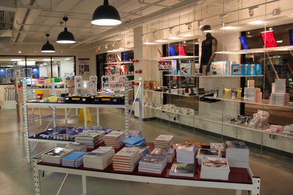 Les TechShop proposent également des boutiques avec des livres ou des kits pour apprendre à faire soi-même