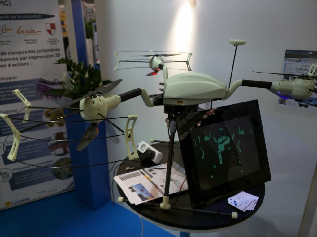 Drone luminescent sur le stand des Ateliers de Cini